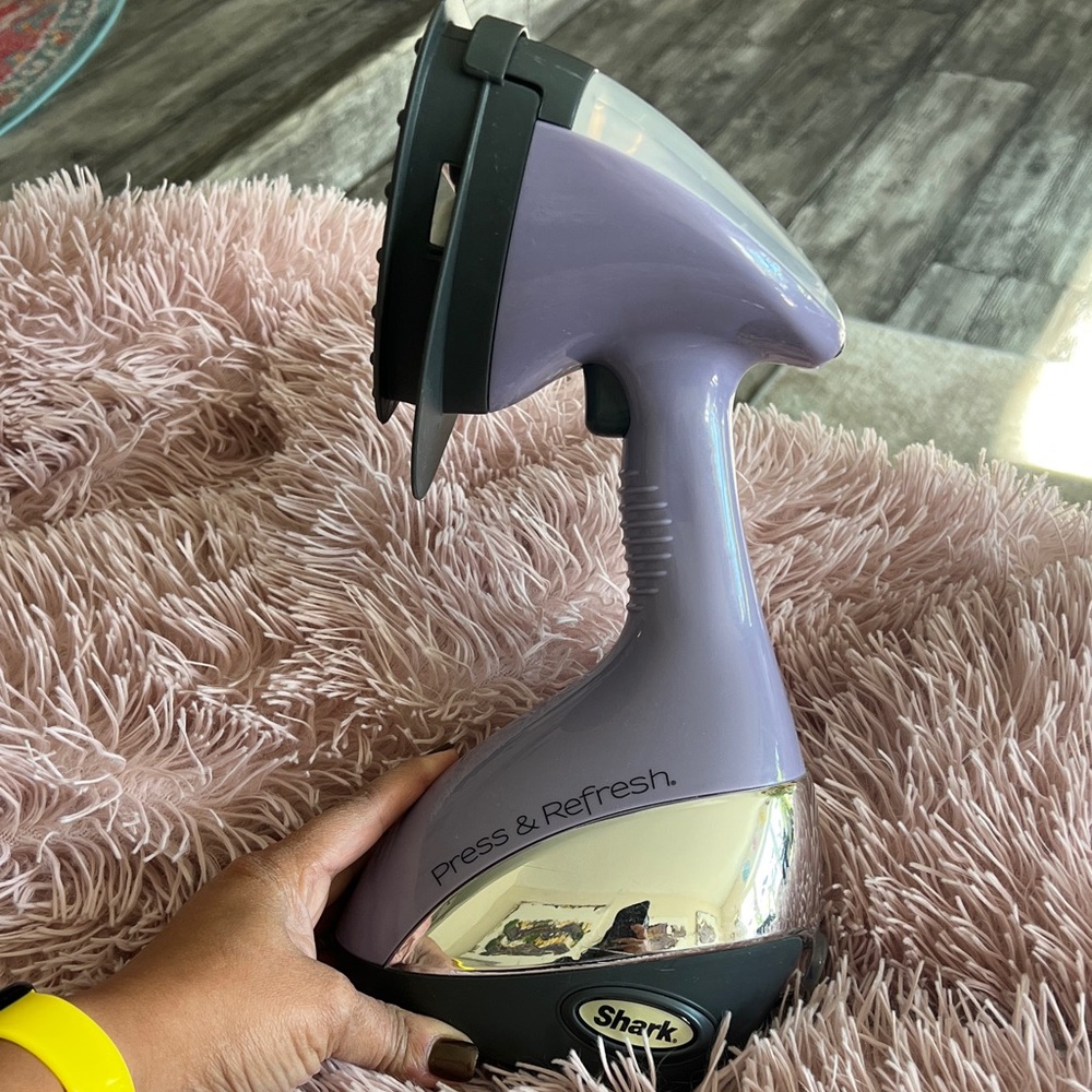 Shark Press & Refresh Garment Steamer